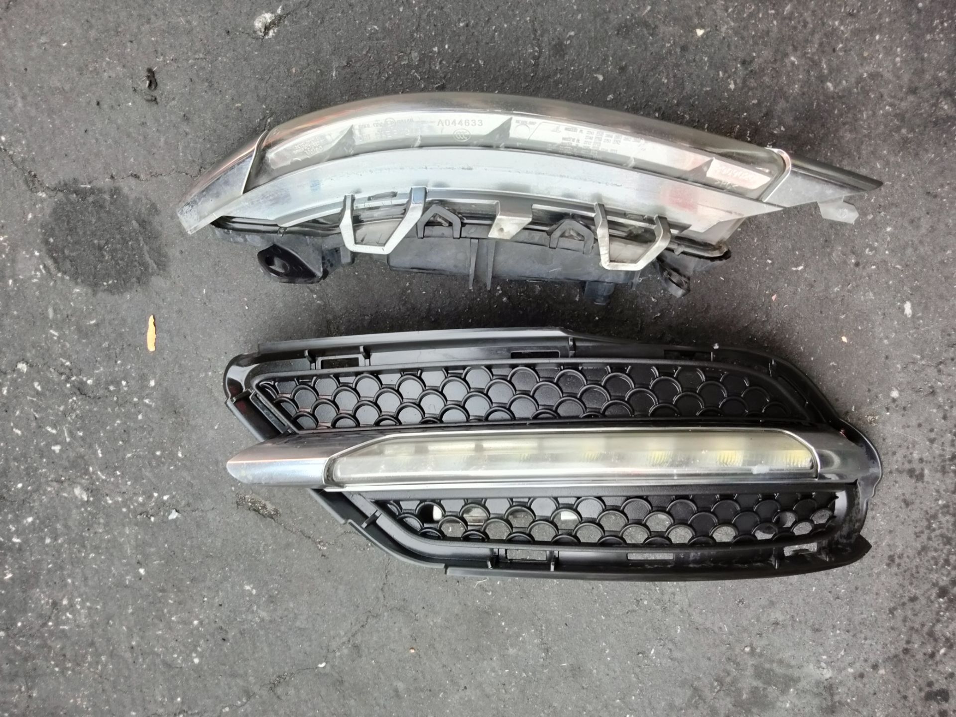 2009-2013 Mercedes S550 fog lights with accessories OEM.