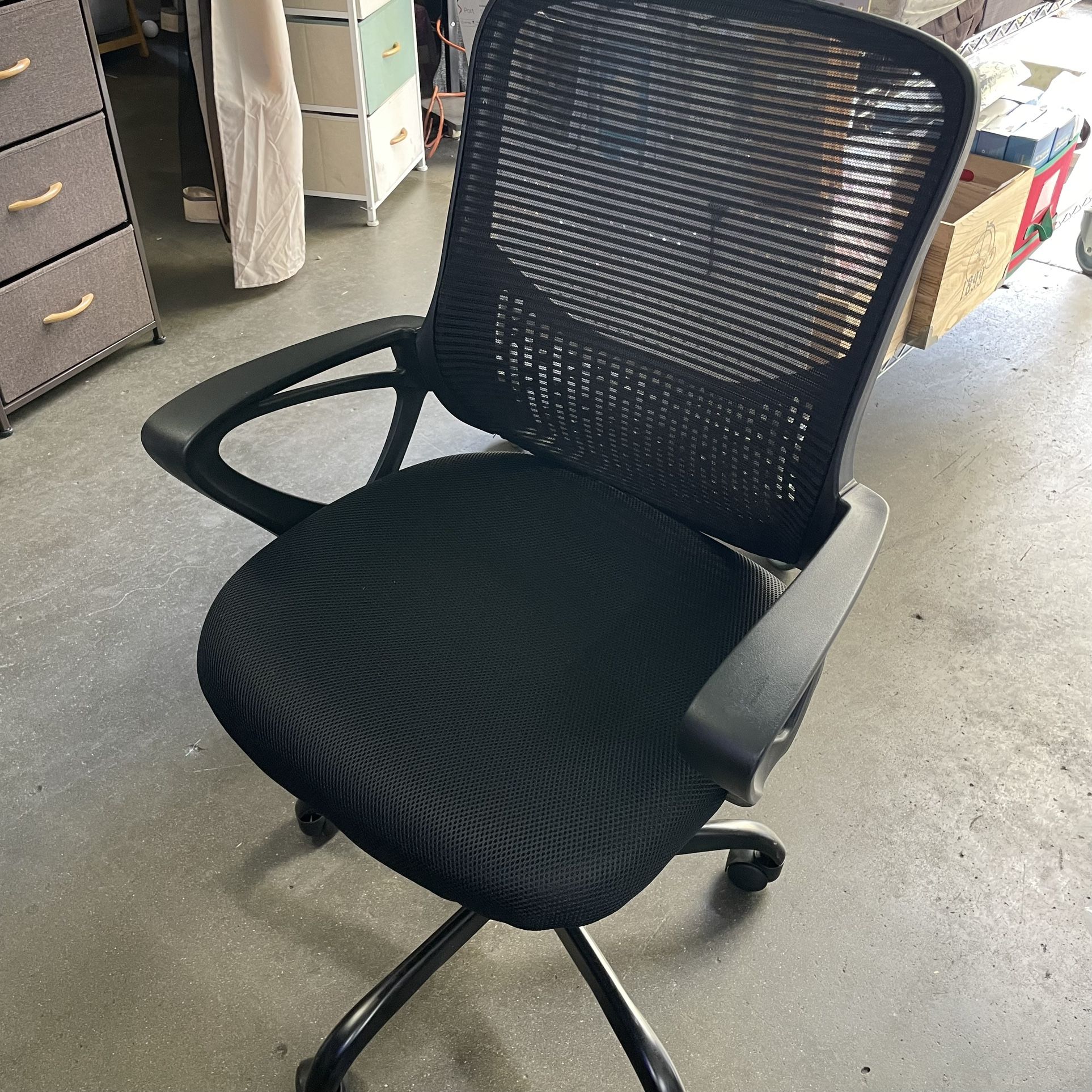 Computer Chair Ergonomic Office Chair Mid-Back Desk Chair w/Armrest and Swivel wheels