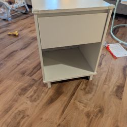 White nightstand w/drawer
