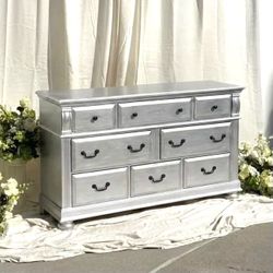 5ft 4in L x 1ft 4in D x 3ft 2in H Silver 8-drawer VINTAGE solid wood Broyhill dresser