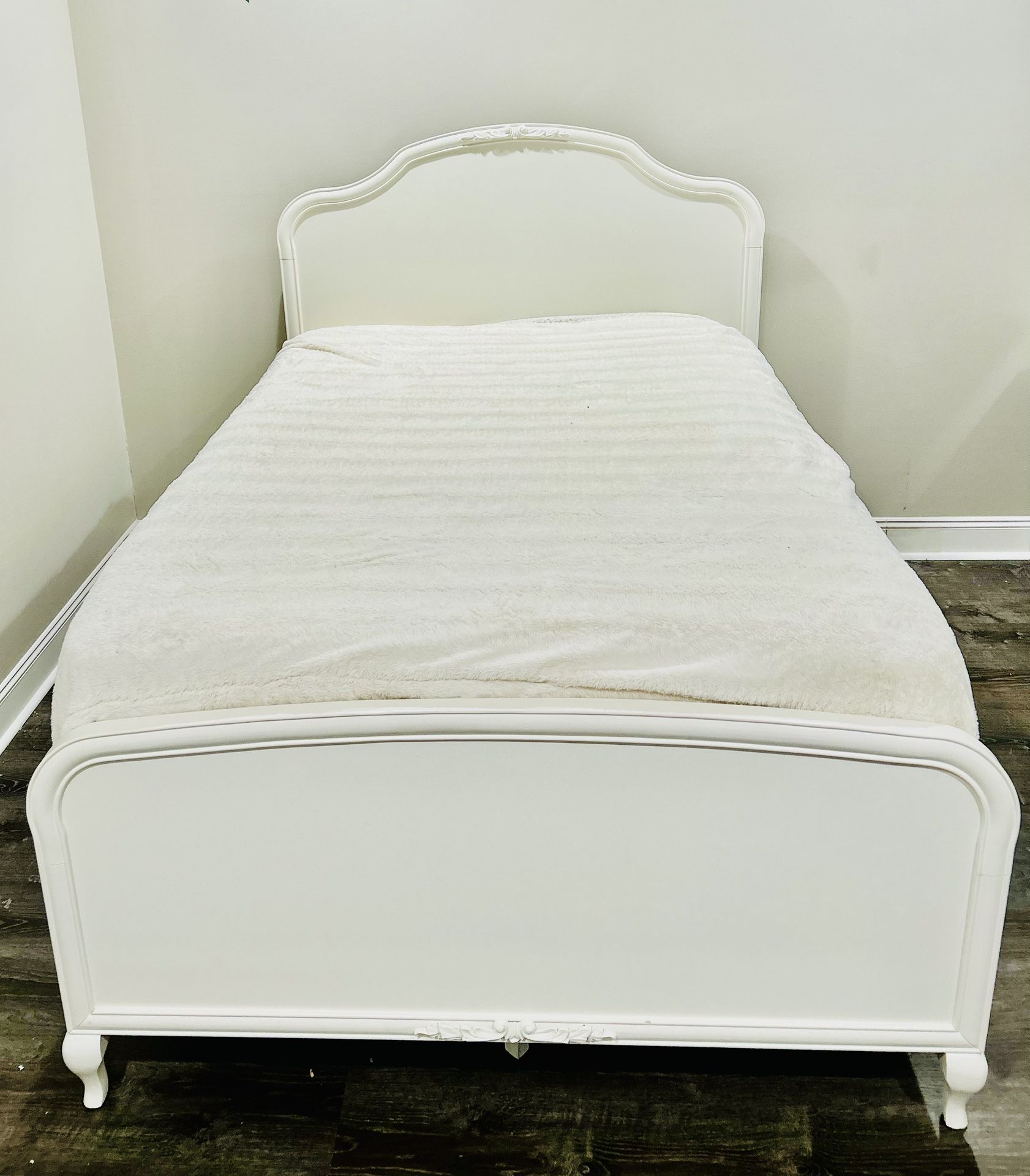 Like New Girl’s Full Bed 