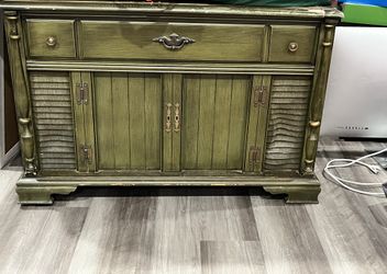 Vintage Magnavox Stereo Console