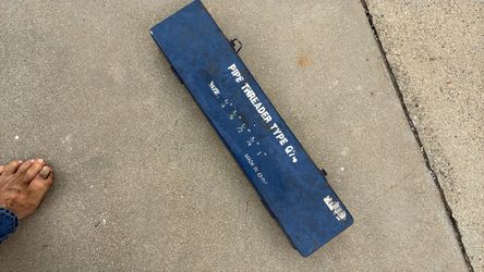Manual pipe threader
