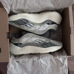 Yeezy 700 V3