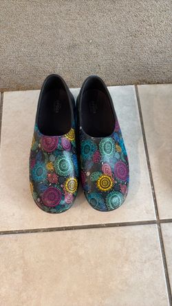 Women Size 9 Crocs