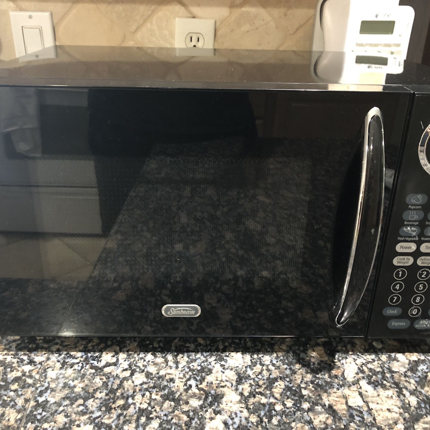 Sunbeam 900 Watt Microwave , Prefect For College . Clean Works Great Used For One Year In College. 19x12