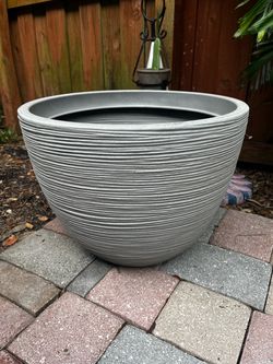 Grosfillex 20" Gray Resin Planter Pot