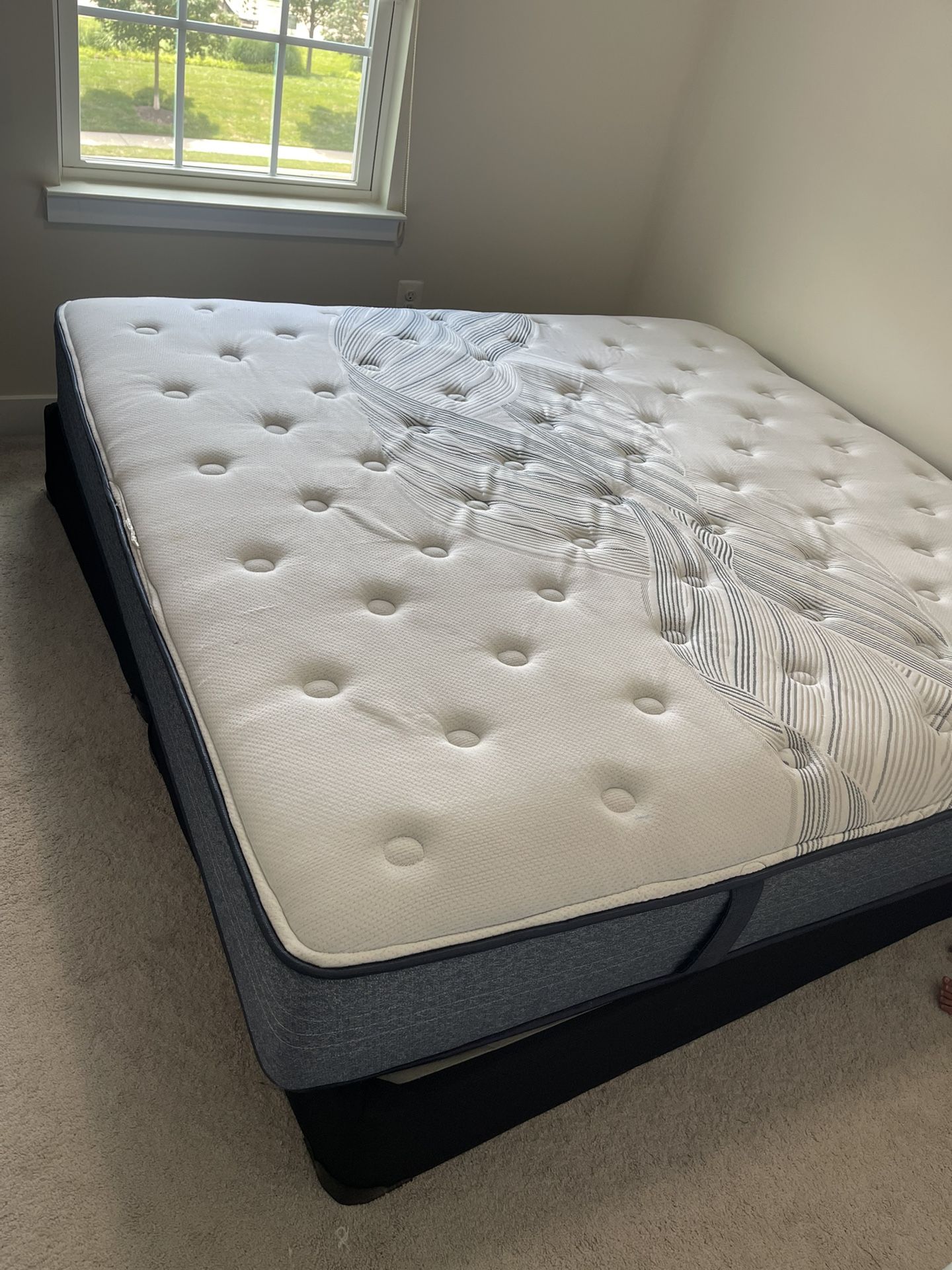 🛏️ Premium Serta King Size Mattress with Bed Foundation– Like New! Only $250 🛏️