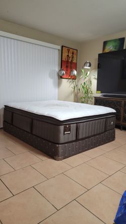 VERY NICE LIKE NEW QUEEN SIZE STEARNS AND FOSTER MATTRESS AND BOXSPRING FOR SALE! FREE DELIVERY