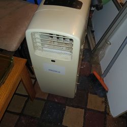 portable air conditioner (12,000 btu)