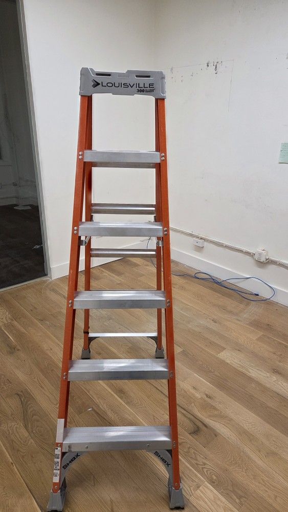 Louisville Steppladder. 300 Lb Load Capacity.20 Pond Weight