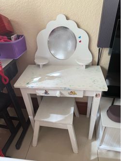 Used vanity for little girls mirrow need to be replace