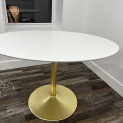 BRAND NEW DINING TABLE 