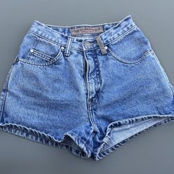 Vintage Levi’s 900 Series Woman Shorts 