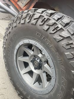 Cooper Discoverer STT Pro 37X12.50R17LT 