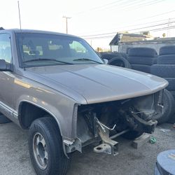 95 Suburban Gmc Truck Part Out