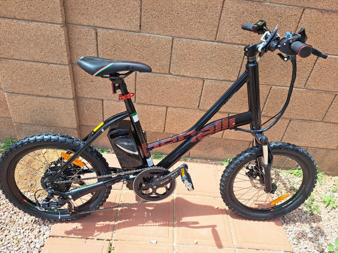 Hot Ride....Benelli
Benelli E-MTB Linker Sport 20 E-Bike