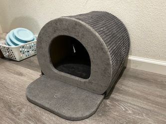 Cat house hole bed (22 inch X 15 inch X 14  inch) only $10!!