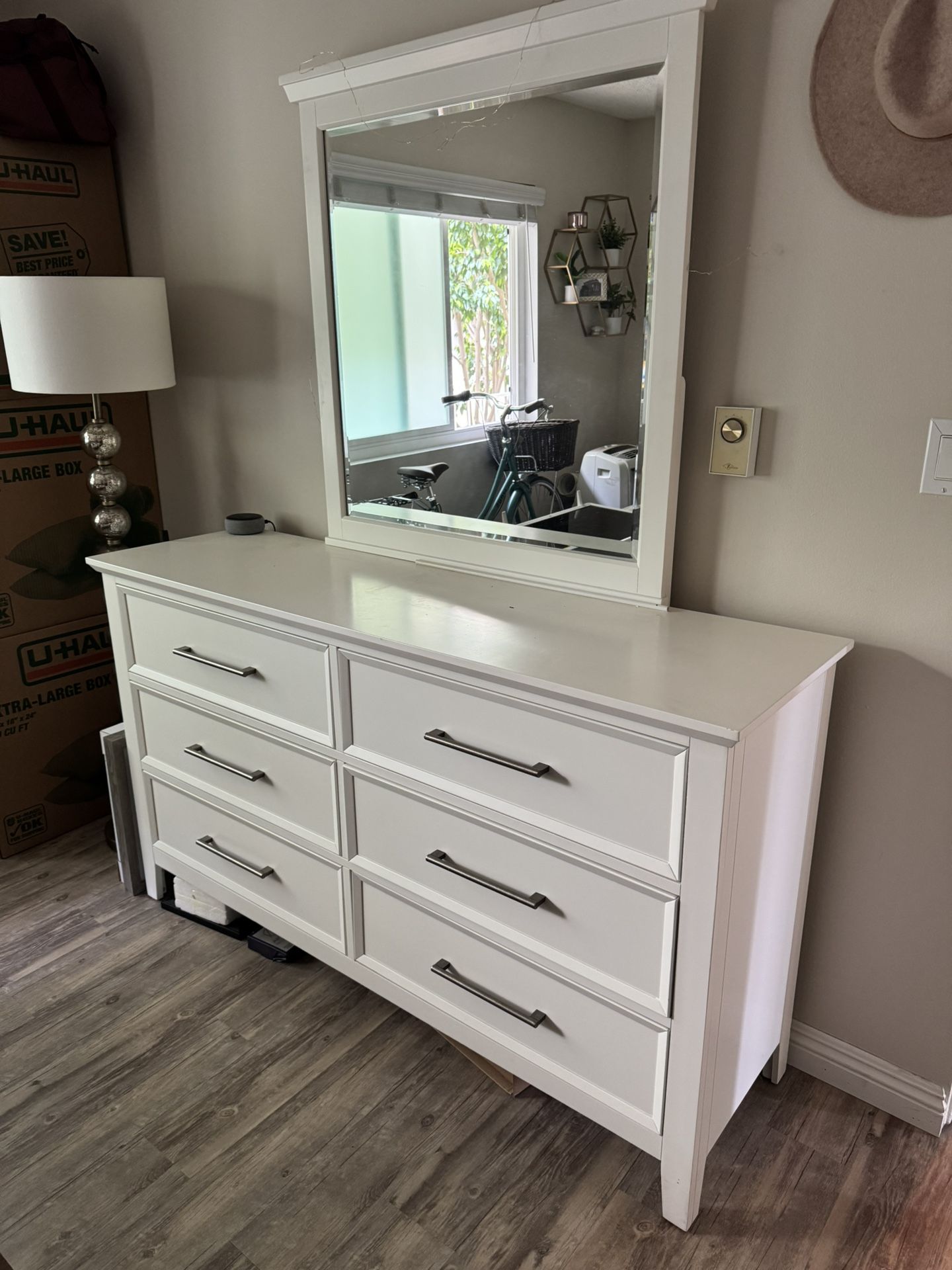 ALMOST NEW White dresser with mirror