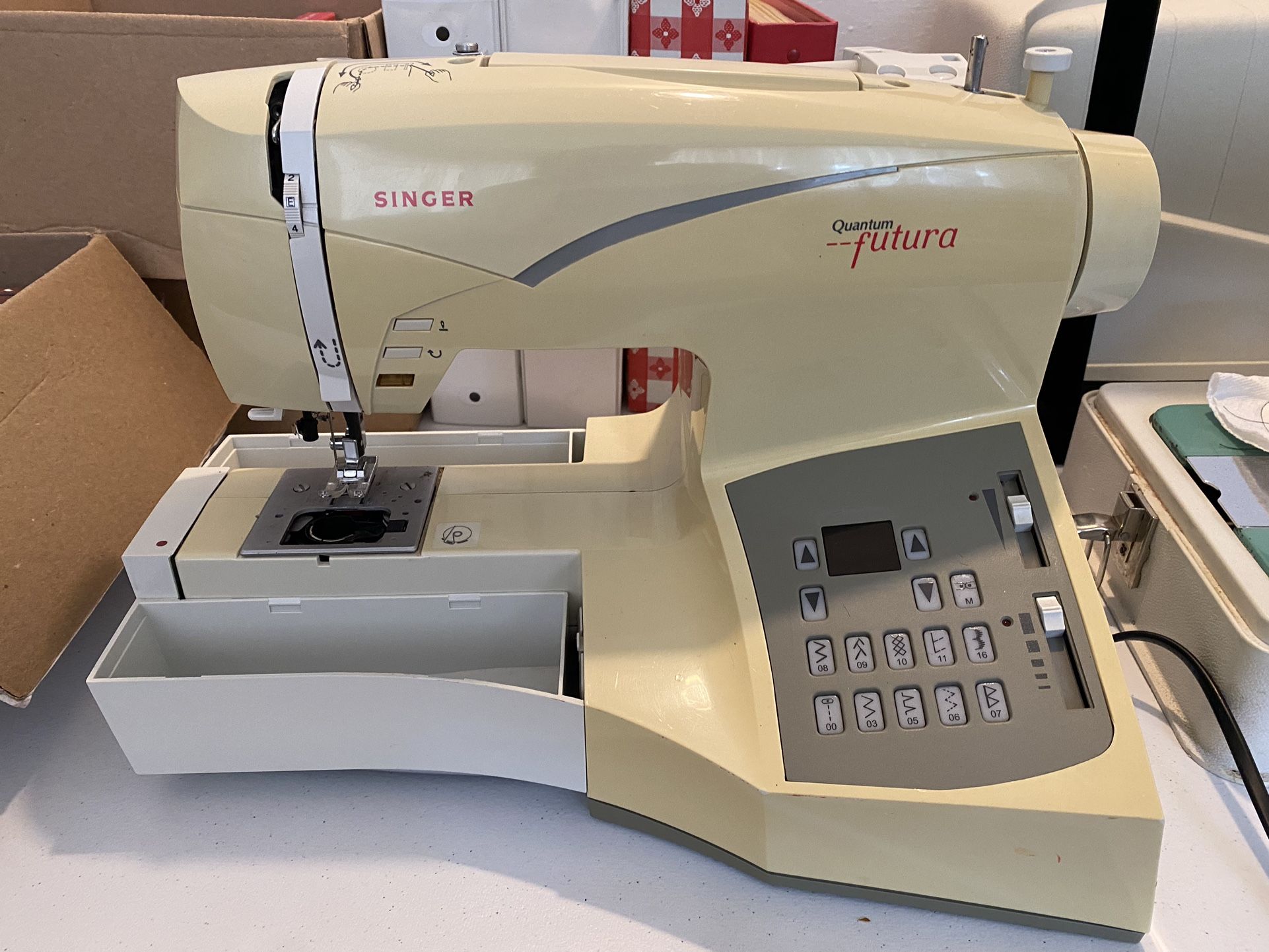 Singer Quantum Futura CE-200 Computerized Sewing/Embroidery Machine