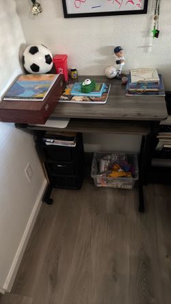 Computer desk with wheels 40$ obo
