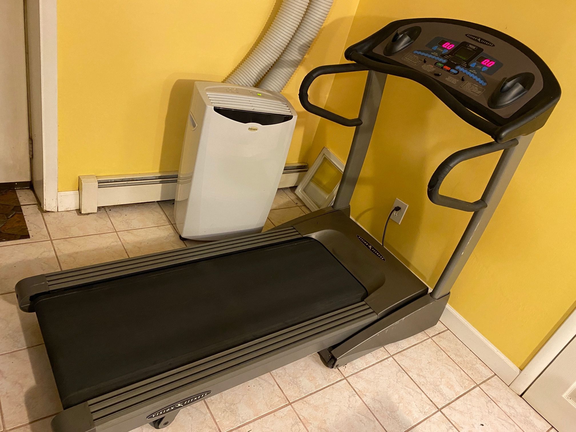 Vision Fitness T9350 Treadmill. Excellent Condition for Sale in Oakdale NY OfferUp