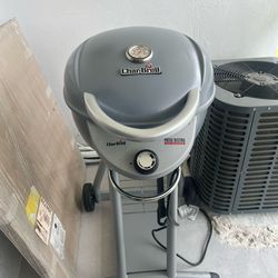 Electric grill with cover
