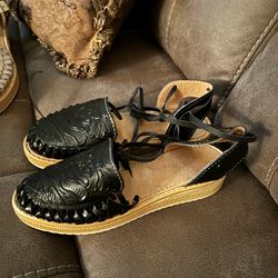 Mexican style  Huarache Sandals In New Condition Women Size 8 Black Color  Leather Material
