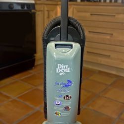 Dirt Devil Featherlite Plus Upright Vacuum Cleaner