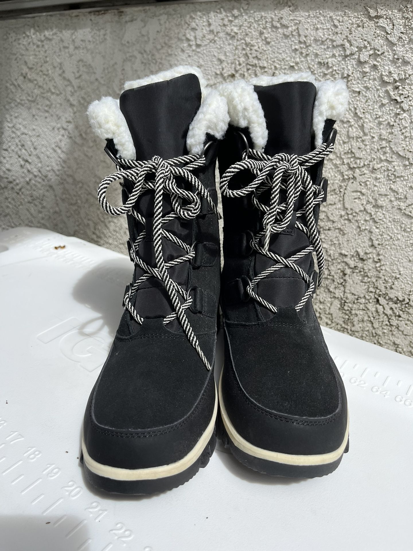 Thermolite Woman’s Size 8 Boots