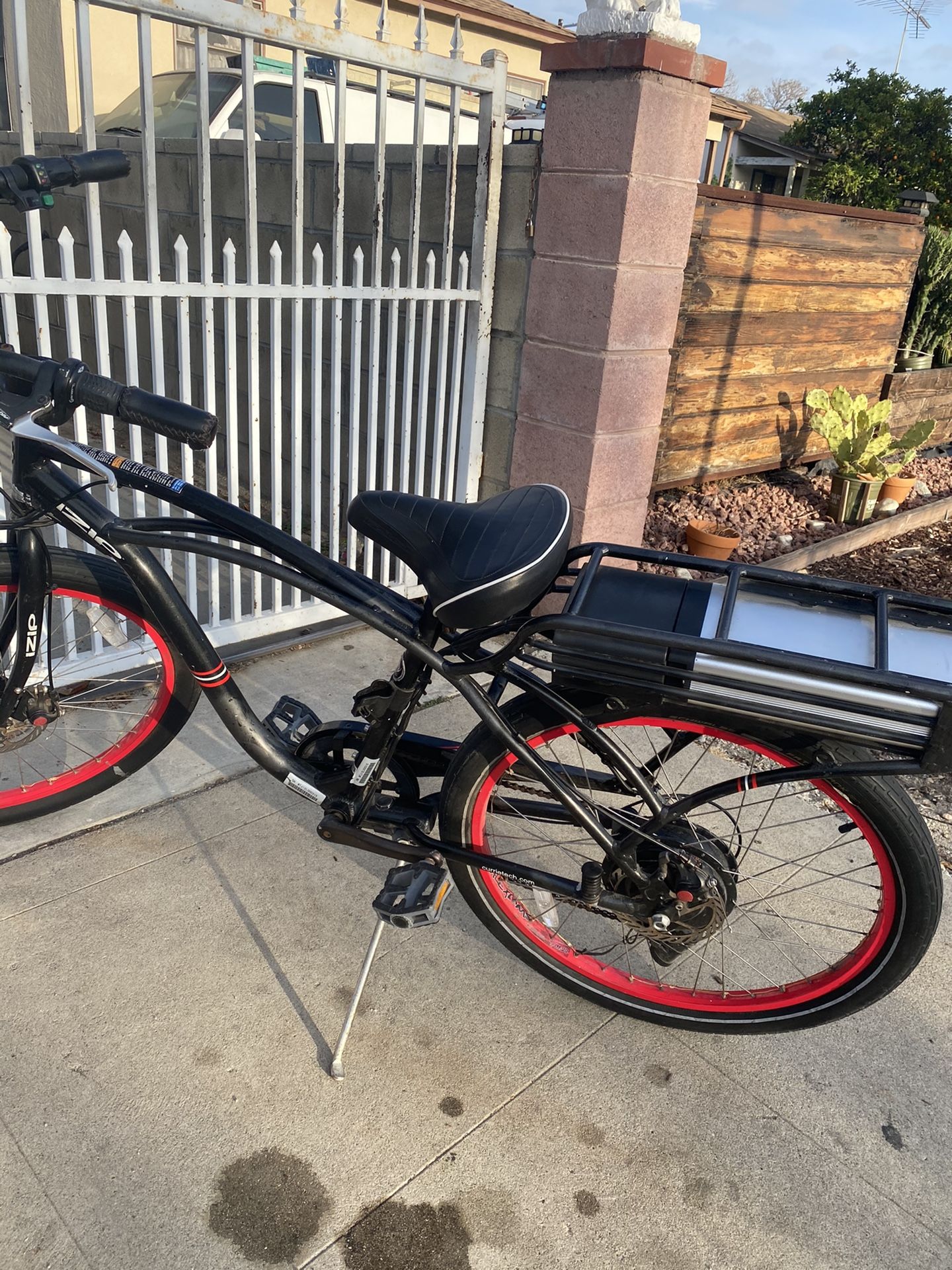 IZIP ELECTRIC BIKE 🚲 SIZE 26 Good condition Good Tires Pedal