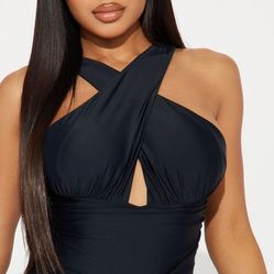 Black FASHION NOVA TOP SIZE LARGE FITS LIKE MEDIUM