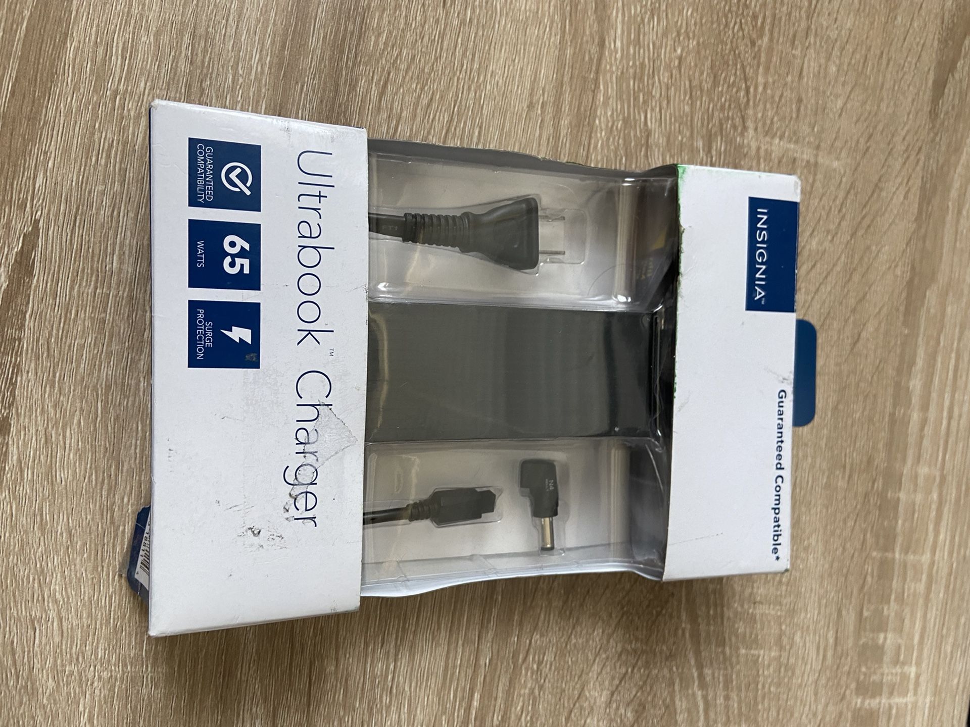 Insignia Universal 65W Laptop Charger