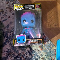 Funko POP! Jumbo: Guardians Of The Galaxy 3-Groot-Blacklight
