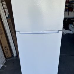 Vissani 18 cu. ft. Top Freezer Refrigerator DOE in White 