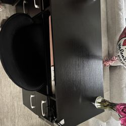 Nail Desk With Chairs