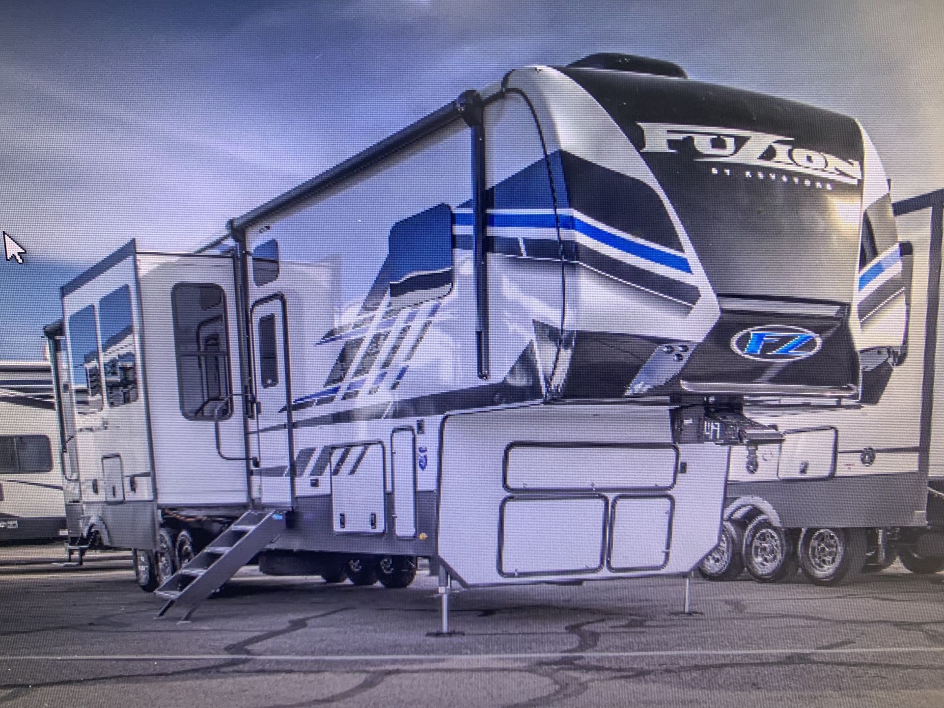 2022 ROAD WARRIOR 37ft Toy Hauler 5/w