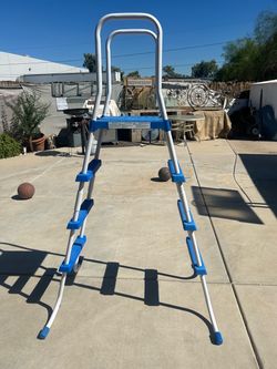 Pool ladder