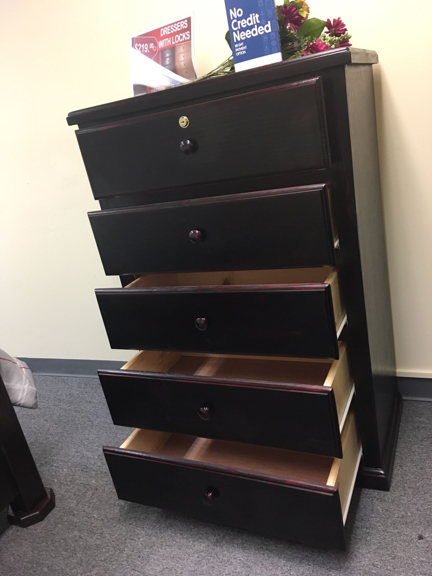 Pinewood Drawer Dresser With Lock