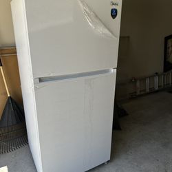 Like New Midea 18 cu ft Fridge/Freezer