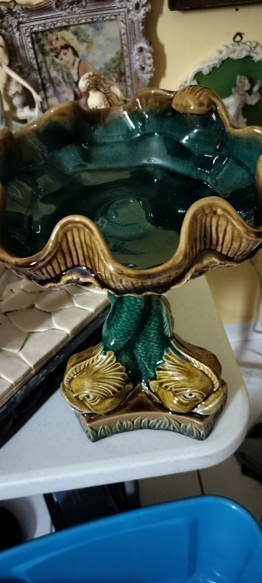 BEAUTIFUL FISH STAND CENTERPIECE.