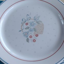 Vintage 38:Pieces of Corelle Country Cornflower- Discontinued in 1993 
