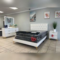 4 Pc Queen or King bedroom set 