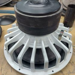 Subwoofers nuevos o recién reconstruidos. Algunos usados