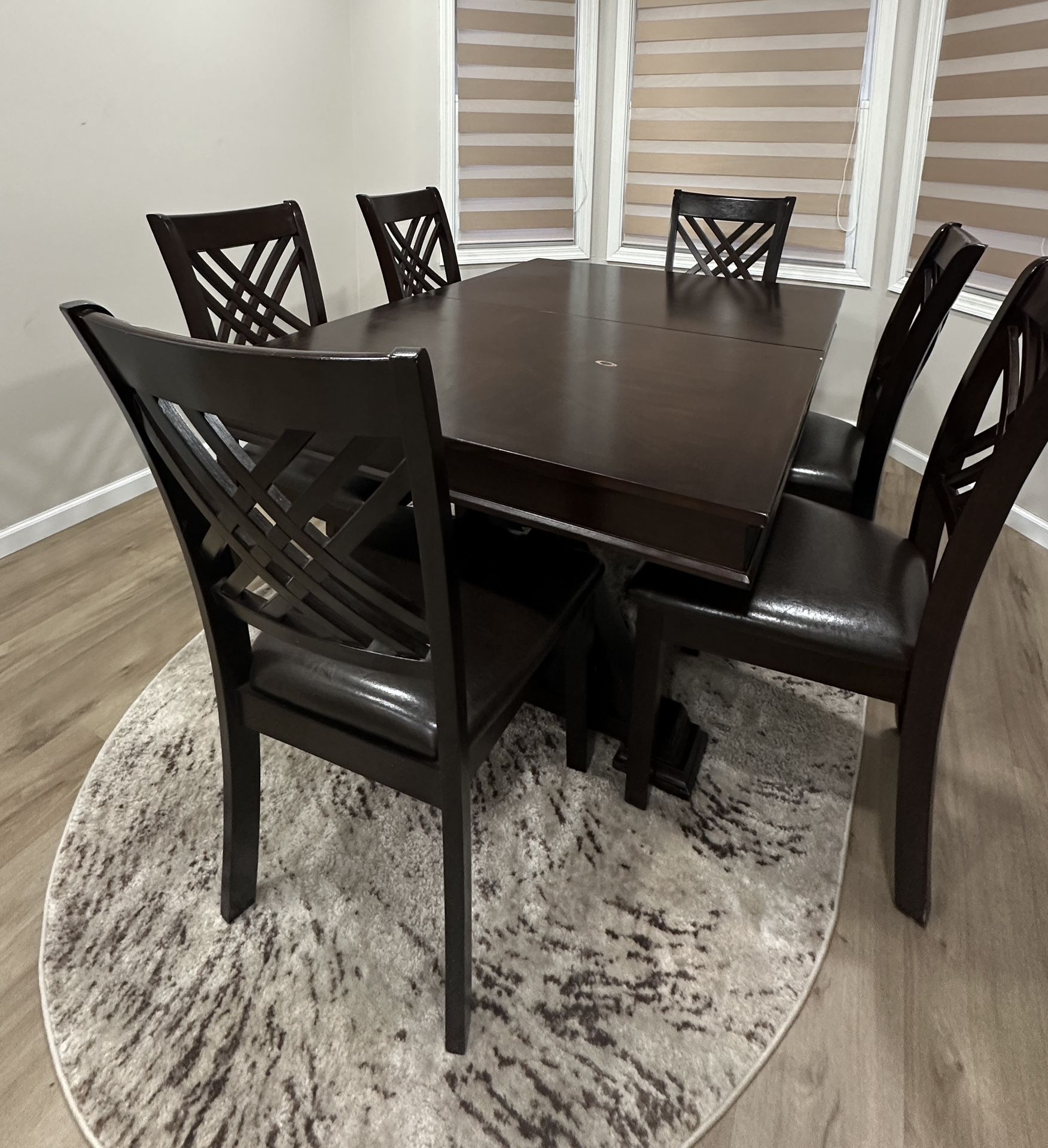 Solid Wood Extendable Dinning Table W/ 6 Chairs