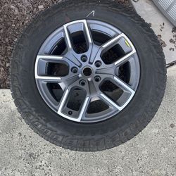 Rivian R1T Tonneau, Rock Sliders, Floor Mat, And More Accessories Parting Out 