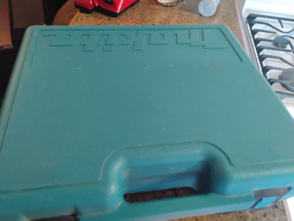 Makita Drill Set Includes Battery And Battery Charger Flashlight Works Excellent No Problem Asking $65. Obo..