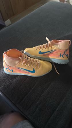 Soccer shoes