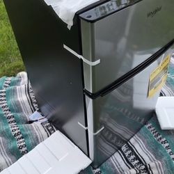 Whirlpool table top fridge-freezer