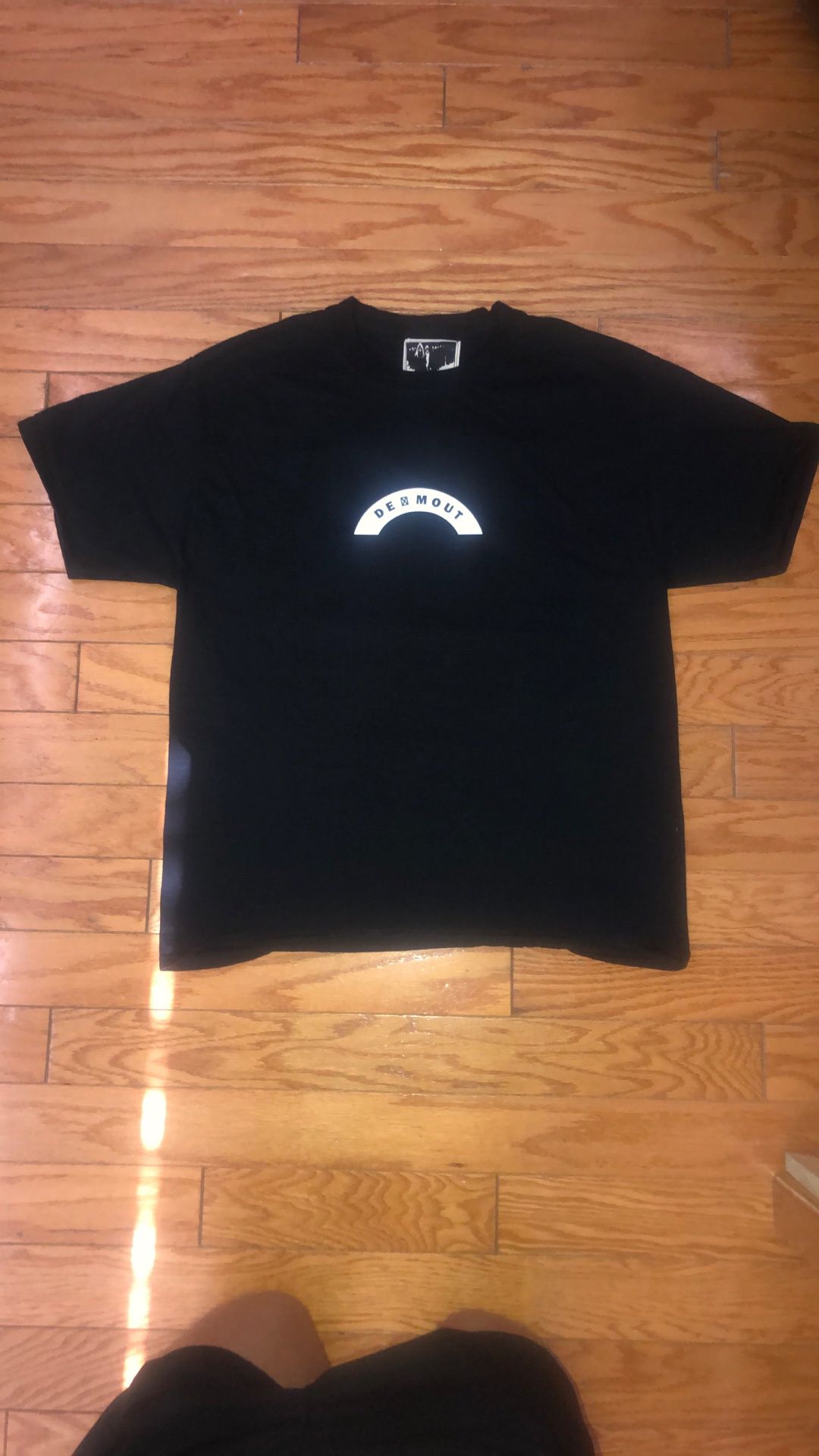 DE:MOUT Arc Tee